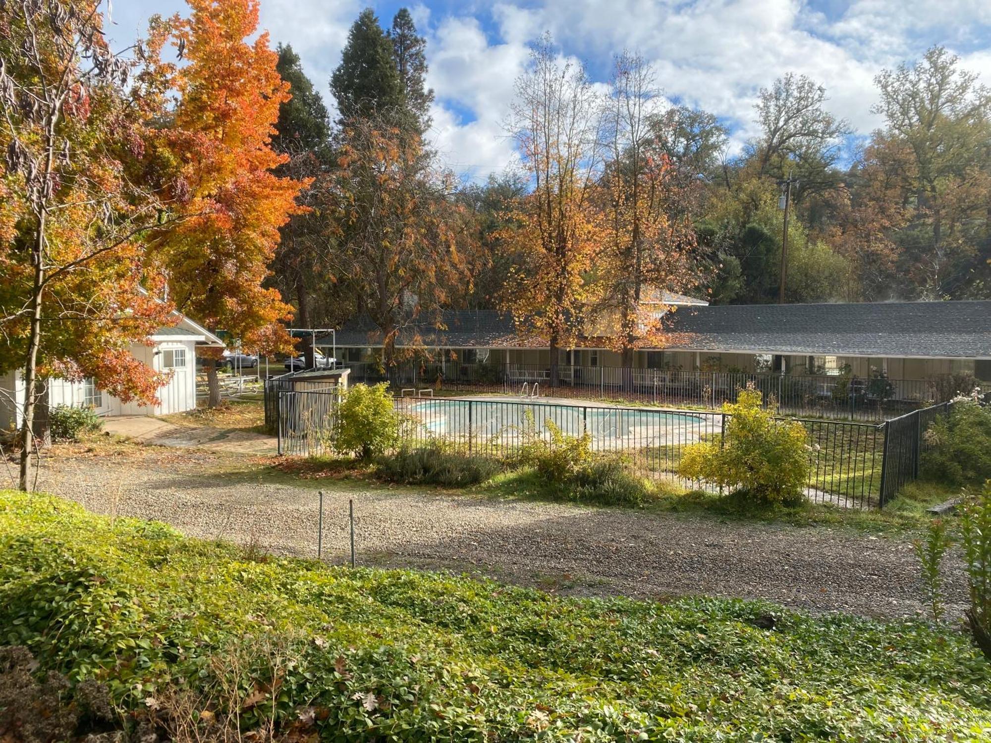 Seven Circles Lodge&Retreat Badger Luaran gambar